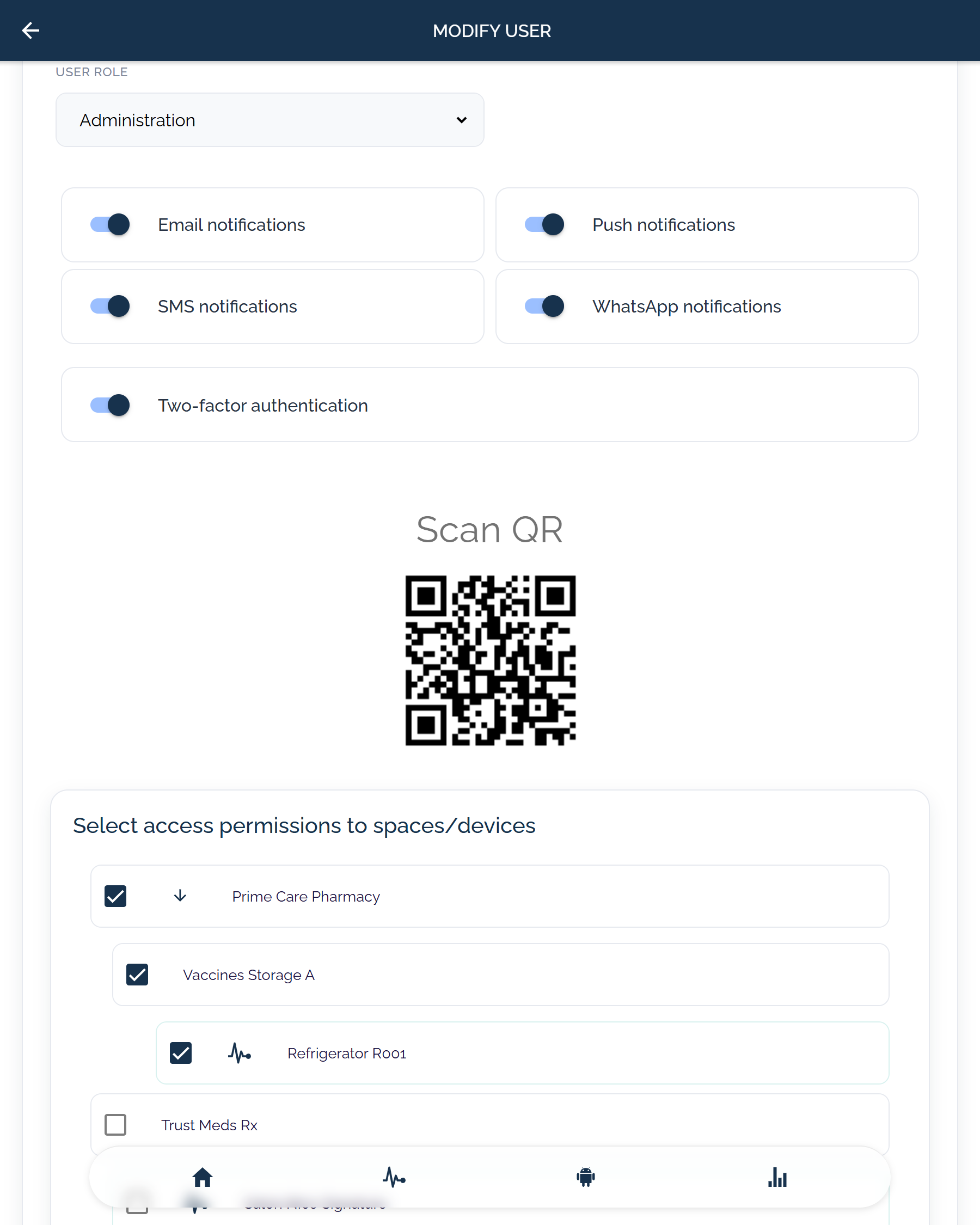 KRYOS Ansicht zum Bearbeiten eines Nutzers mit Rollenauswahl, E-Mail-, Push-, SMS- und WhatsApp-Benachrichtigungen, Zwei-Faktor-Authentifizierung und begrenztem Zugriff auf Bereiche und Geraete.