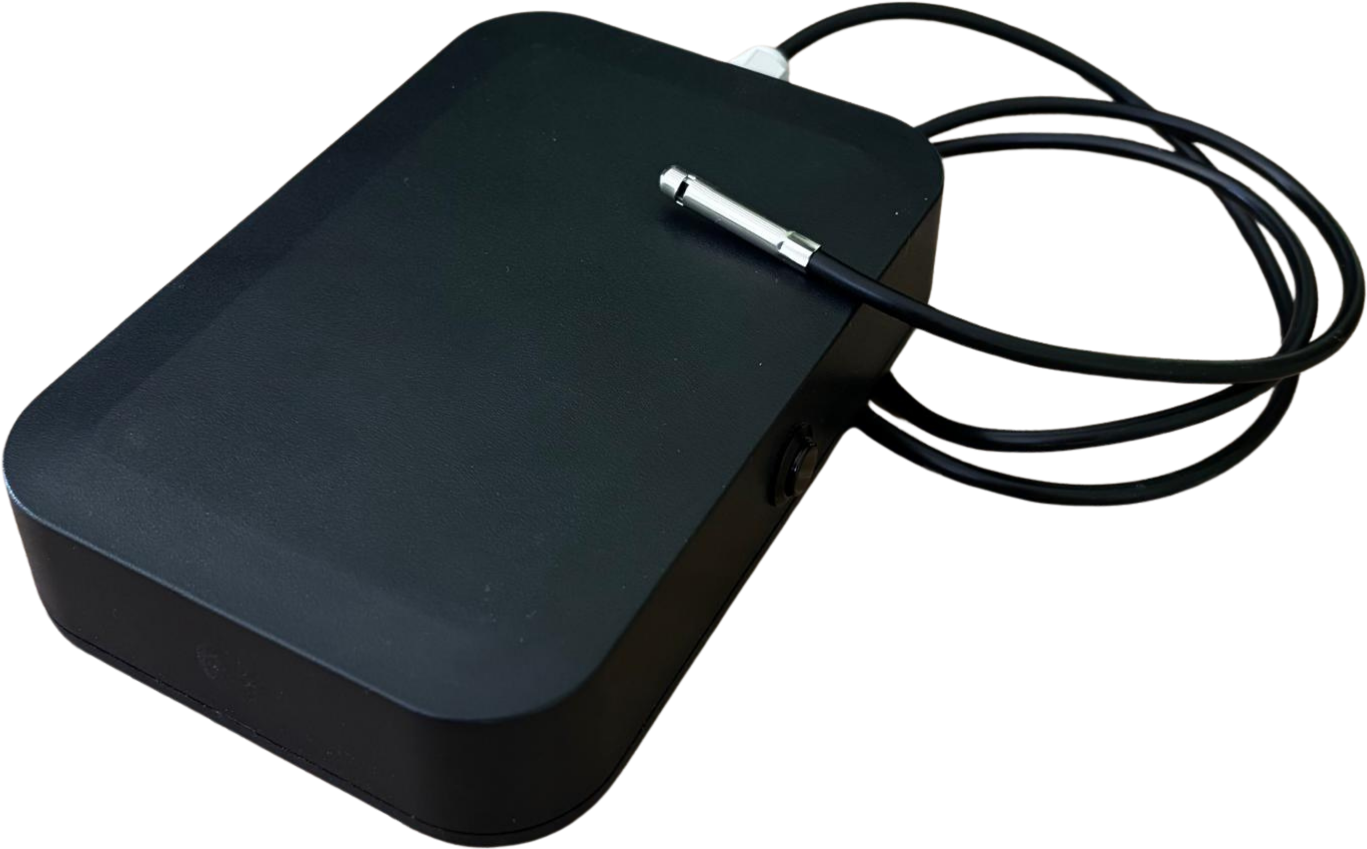 KRYOS Temperaturmonitoring-Geraet mit externer Sonde und Kabel.